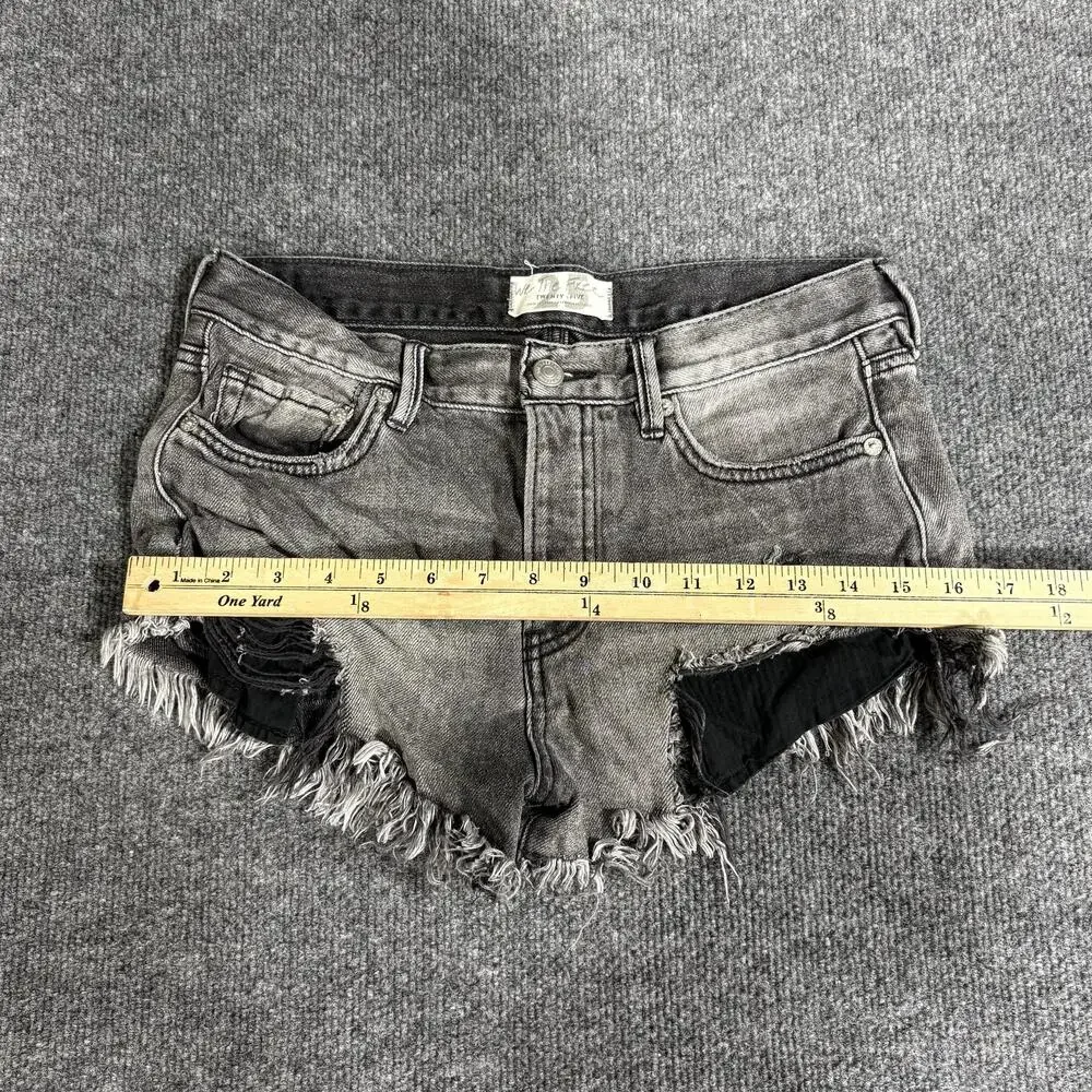 We The Free Shorts Womens 25 Gray Denim Cutoff Distressed Frayed Raw Hem Casual